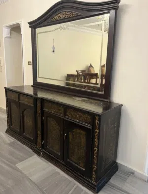 بوفيه صالون كلاسيك ملكي فاخر باللون الأسود والذهبي (شامل المرآة الكبيرة)