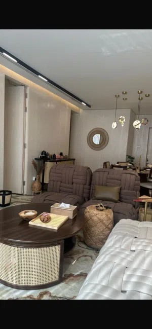 بيت حكومه في العدان بطن وظهر وفي بيت 1000م الفنطاس يفرز ولدينا شقه في المهبوله 80م وبيت في الظهر