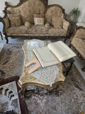 طقم كنب كلاسيكي بتصميم ملكي أنيق محفور يدوياً بعناية فائقة. الطقم مصنوع من خشب الزان المتين الذي يضم