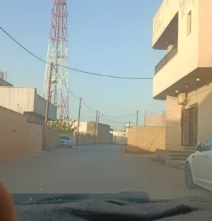 ارض عليها استراحة للبيع في عين زارة شارع الشيخان بالقرب من مسجد طارق بن زياد وتخش حتي من شارع فاطمة