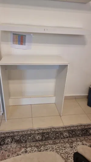 مكتب و خزانة مع رفوف