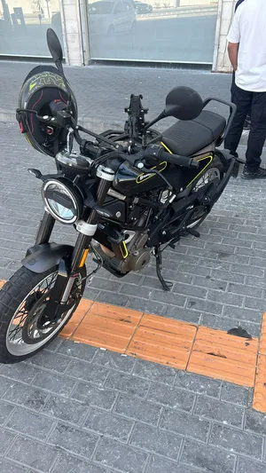 ماتور husqvarna بحال الوكالة من الوكالة و صيانة كاملة حديثة من الوكالة 400 سي سي retro