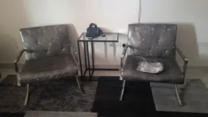 طاولة زجاج مع كرسين من ايكيا