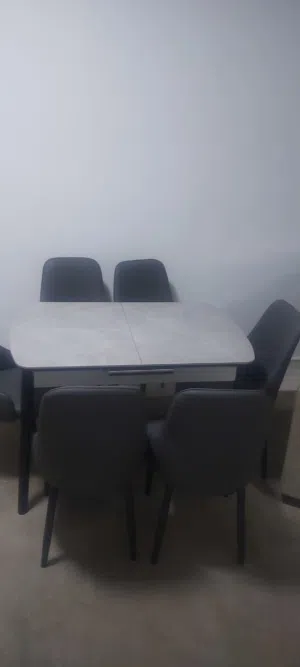 طاولة سفرة رخام مع 6 كراسي قابلة للفتح