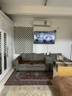 طقم كنب 2 كنب وكرسي لونه رمادي غامق