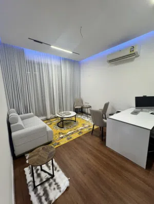 أثاث مكتب وكنبات شبه جديد