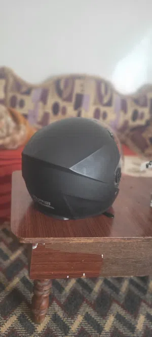 خوذة راقية مبطنة ومعها حماية للعيون بسعر حالي