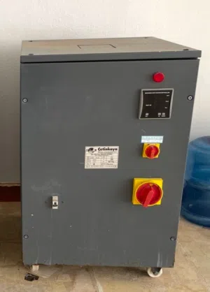 منظم كهربائي 220V نوع سيتنكايا تركي لفة نحاس قوة 30KVA شغال فى حالة ممتازة.