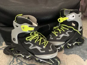 حذاء تزلج اسود بحاله ممتازه  Decathlon Oxelo للبيع