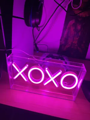 هو صندوق إضاءة نيون أكريليك (Acrylic Neon Light Box) يحمل العبارة الشهيرة XOXO