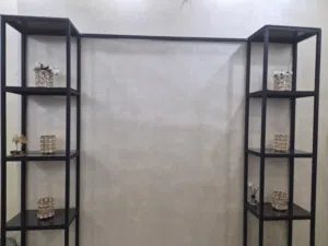 رفوف وطاولات وسط