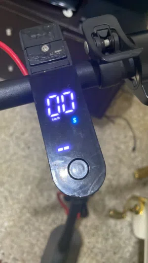 للبيع سكوتر كهربائي بحالة ممتازة جداً وأداء   Vlara scooter