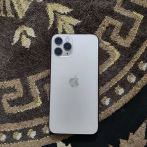 iPhon 11 Pro 64 G 78  مش مفتوح ولا مصلح قطع اصليه  في كسر بلزقه الحمايه بسسس  15دينار التواصل واتساب