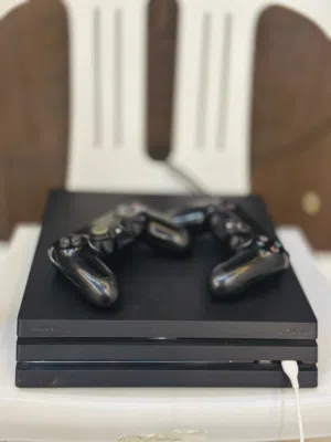 بليستيشن 4 برو للبيع مساحه التخزين 1000g