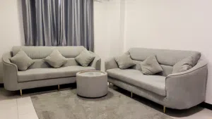 كنب مع ستارة بحالة بيع المعرض للبيع  بدواعي السفر.