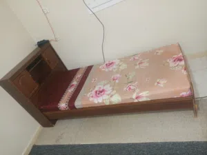 سرير فردي بحالة جيدة