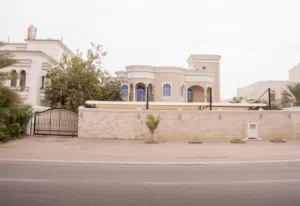منزل للبيع في العذيبة شمالية من المالك مباشرة قابل للتفاوض