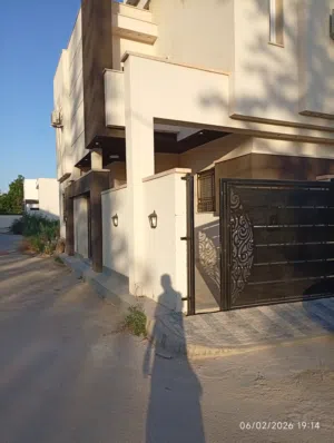 شقة ارضيه مستقلة  للايجار بالسراج حرف T ايمين