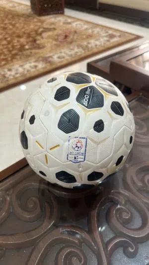 كره قدم عليها ختم من دوري أدنوك المحترفين ونوع الكره (Nike ACC) 25/26