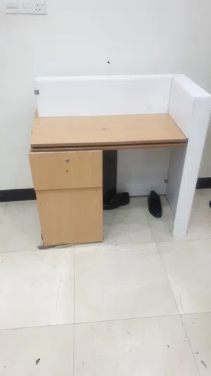 ميز  ابيض  جديد