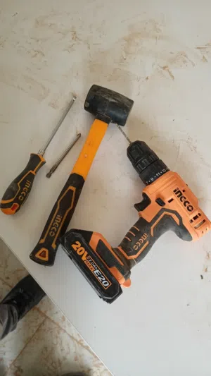 فني تركيب مطابخ وديكورات وصيانه كافه اعمال الخشب