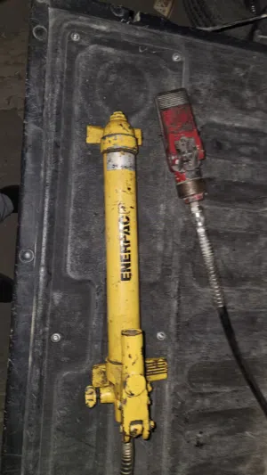 للبيع مضخة يدويه Enerpac  موديل p_39 ضغط 10،0000. 700 / PSI بار
