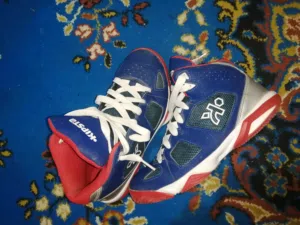 احذية مستعملة في حالة جيدة للبيع