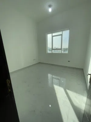 شقة غرفتين وصاله وحمامين ومطبخ