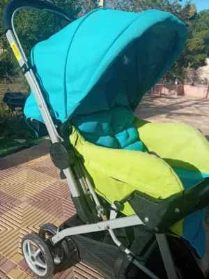 عربة أطفال Nanuq Baby مريحة وعملية – تصميم أنيق مع غطاء حماية من الشمس وقابلة للطي بحالة ممتازة