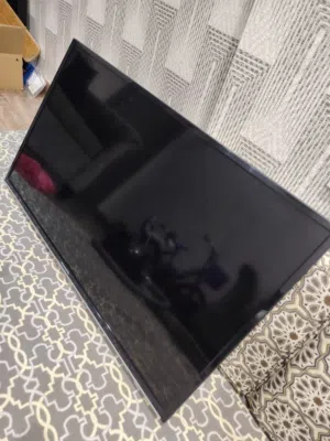 brand new condition half smart tv with free chromecast device worth (10kwd) 42 inch