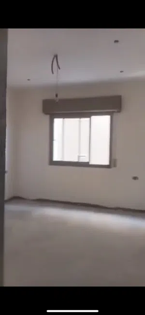 شقة تجارية خدمية تشطيب جديد ممتازة في زاوية الدهماني