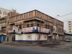 البيت للبيع في صنعاء الحصبه قبل جوله الحباري الشارع العام
