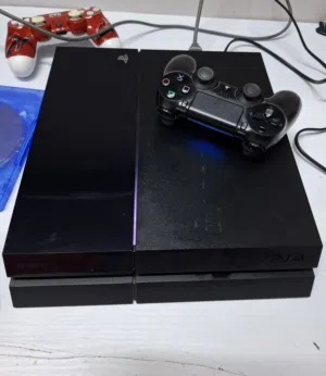 جهاز PS4.. فات مساحة 500 جبجا  مستعمل بحالة ممتازة . الجهاز مهكر مع باقة اللعاب واثنين يدة تحكم وحده