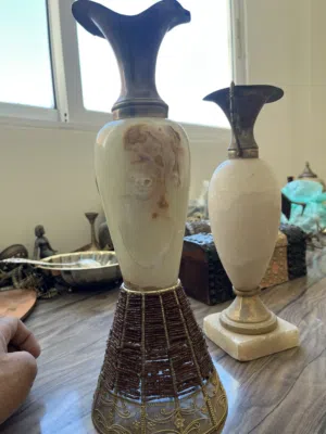 مزهريات عدد 2 نحاس ورخام قديم سعر الثنتين 25 دينار حجم كبير مش صغار