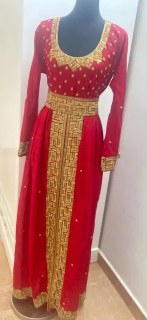 ملابس للبيع مستخدمة جدا بسيط ومناسبة للعروس والاعراس