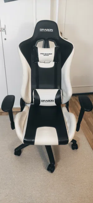 كرسي قايمنق gameing chair من شركت dragon war مستعمل جودة عالية للبيع و السعر قابل للتفاوت