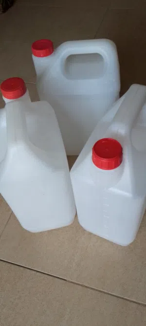 جالونات لمواد التنظيف