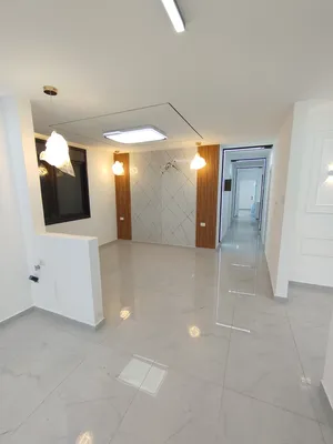 شقة للبيع في عين مصباح جديدة ولم تسكن من قبل مفتوحة على ثلاث جهات طابق رابع قبل الاخير / تشطيب ممتاز