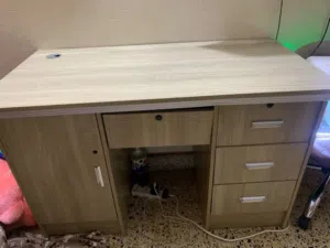 مكتب مستخدم قليل للبيع ويا الكرسي