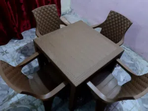 طاوله وأربع كراسي نضيفات و ما بيهن أي كسر