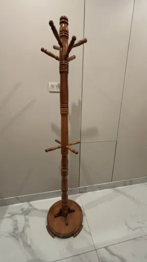علاقة ملابس خشب