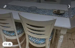 طاولة بيضاء خشب مع 4 كراسي نظيفة