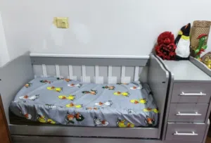سرير اطفال نضيف وحلو ومرتب