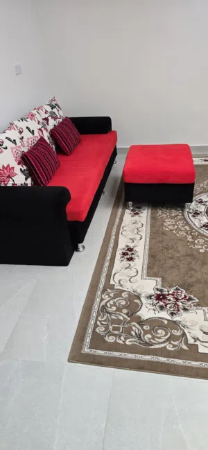 كنبه بألوان جميله مع طاوله وفرشة أرضيه للبيع