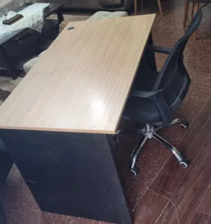 طاولة مكتب خشب لاتيه مع كرسي طبي