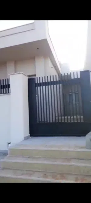 بيع منزل ارضي بتاجورا تبعد عن الطريق الساحلي مسافة 500 متر فقط وخلف محطة البنزين