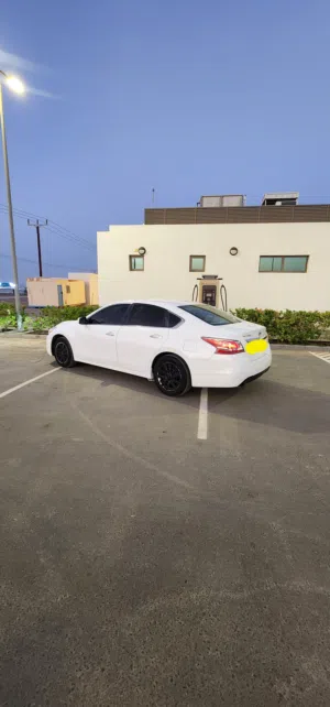 السياره نضيفه جدا جدا بدون اعطال