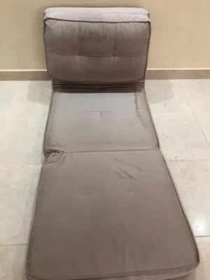 جلسة ارضيه لها مسند الظهر متحرك