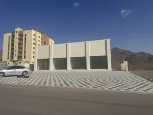 محلات للإيجار في السيح الأحمر ولاية بدبد بجانب محطة نفط عمان موقع استراتيجي على الخط السريع