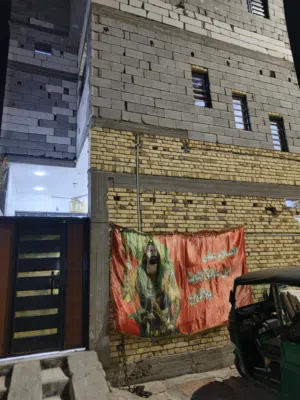 بيت قاطين مساحه 150 بناء جديد سنه 2025  شراي يتصل شارع تجاري مقابيل البيت خدمات خضار عرض شارع 20م